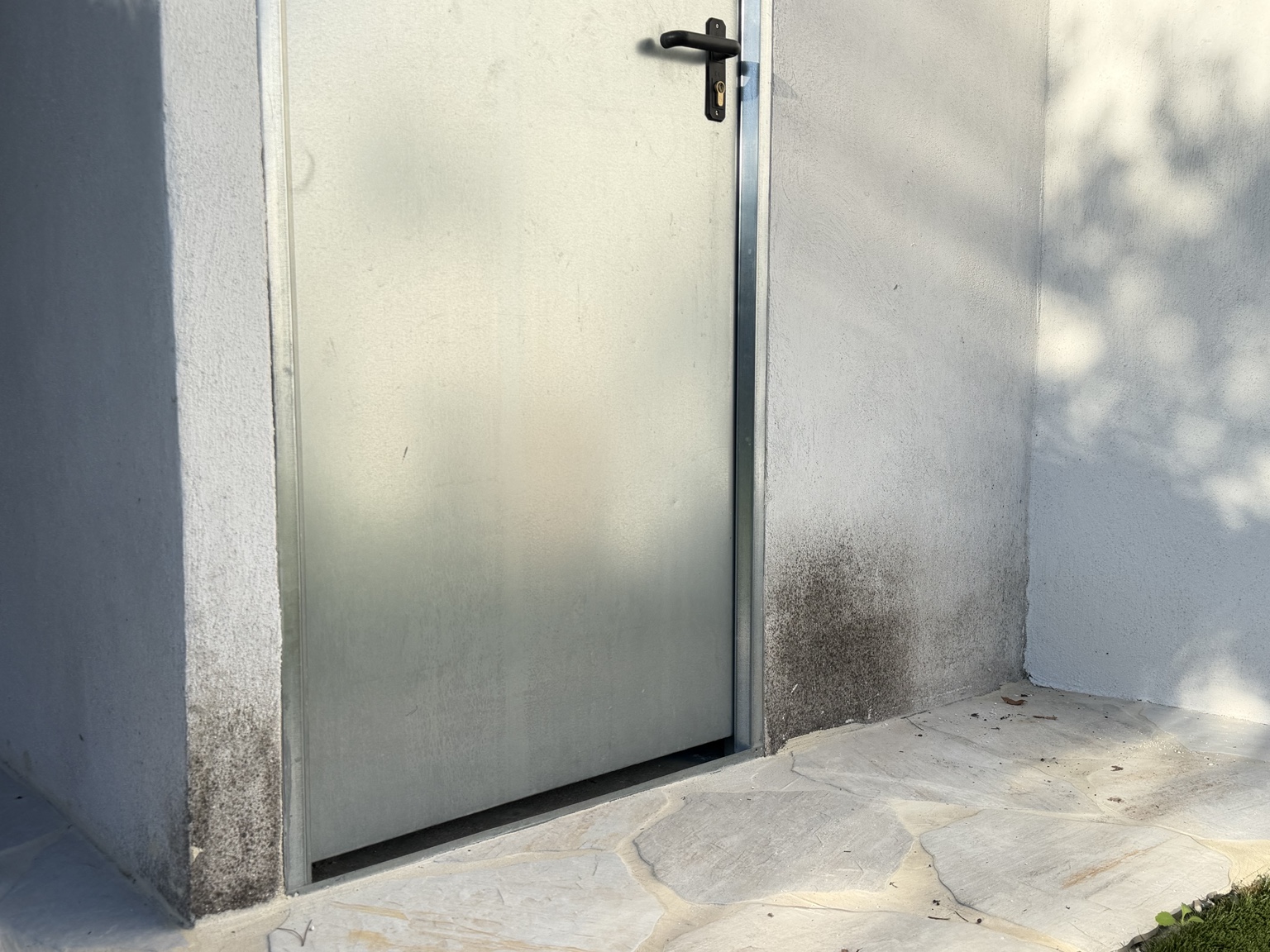 Avant : Abords d’une porte